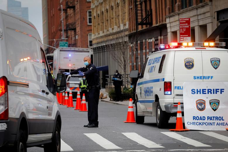 Với tình trạng nhiễm bệnh và tử vong do COVID-19 gia tăng trên toàn nước Mỹ hiện nay, Tiến sĩ Scott Gottlieb, cựu ủy viên Cục Quản lý Thực phẩm và Dược phẩm Mỹ (FDA), cảnh báo hôm 6/12 rằng, có khả năng đại dịch COVID-19 ở Mỹ sẽ tiếp tục trầm trọng hơn trong những tuần tới và dự đoán có thể lên tới gần 4.000 ca tử vong mỗi ngày trong tháng 1/2021.