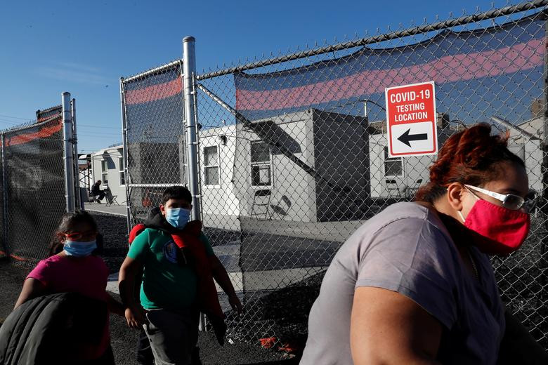 Người dân rời khỏi một địa điểm xét nghiệm COVID-19 ở khu Queens, New York, ngày 20/11.