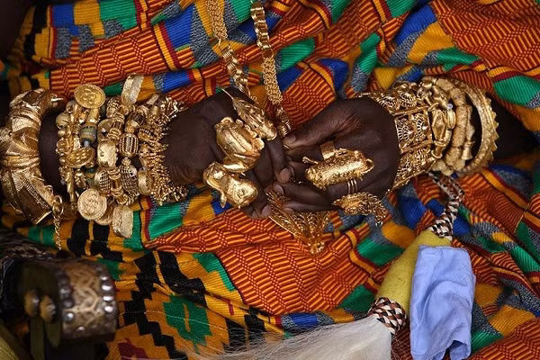  Bộ tộc Ashanti nằm phía nam Ghana, thuộc Tây Phi. Khi nhắc đến bộ lạc này, điều đầu tiên mà người ta nghĩ tới là vàng. Nếu bạn từng bị thu hút bởi hình ảnh cô dâu Ấn Độ đeo vàng trong lễ cưới, cảnh người Ashanti trong các dịp lễ hội thậm chí còn ấn tượng hơn thế nhiều. Ảnh: Ethnic Jewels Magazine.