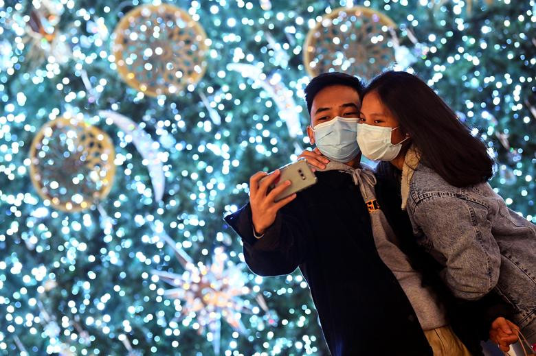 Một cặp đôi chụp ảnh tại Galleria Vittorio Emanuele II, thành phố Milan (Italy) hôm 18/12, khi chính phủ nước này chuẩn bị thắt chặt các biện pháp hạn chế nhằm ngăn ngừa lây nhiễm COVID-19 trong dịp Giáng sinh.