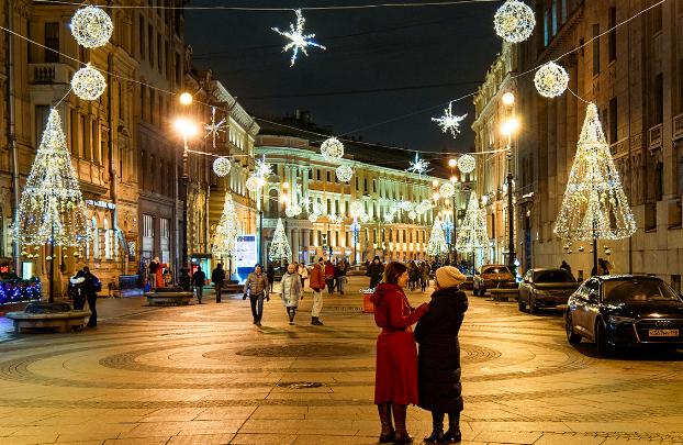 Đường Bolshaya Morskaya được trang hoàng đón năm mới 2021.