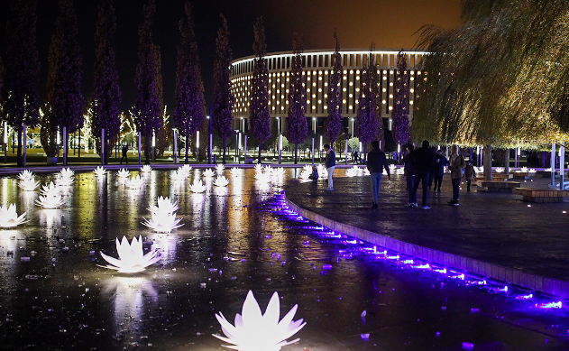 Một công viên ở thành phố Krasnodar lung linh vào buổi tối.