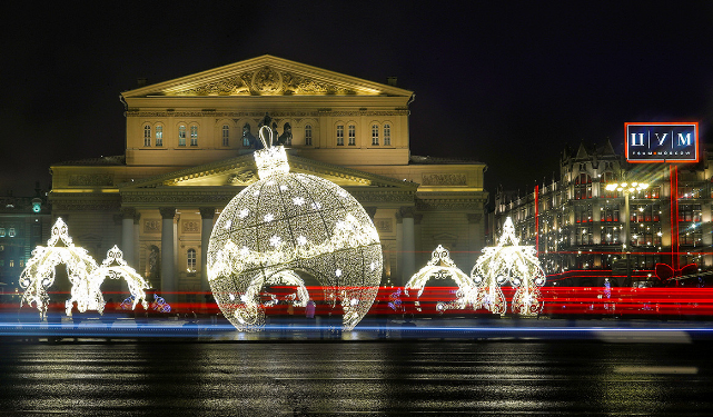 Moscow năm nay không có các lễ hội năm mới hay các sự kiện văn hóa đại chúng, nhưng hơn 1.000 cây thông và khoảng 4.000 công trình chiếu sáng được trang hoàng lộng lẫy trên các tuyến phố trung tâm. Ảnh chụp khung cảnh phía trước nhà hát Bolshoi.