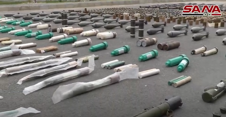 Theo Al Masdar News, Quân đội Syria đã thu giữ một lượng lớn vũ khí và đạn dược cùng một máy bay do thám của các nhóm phiến quân ở khu vực miền nam nước này. (Nguồn ảnh: SANA)
