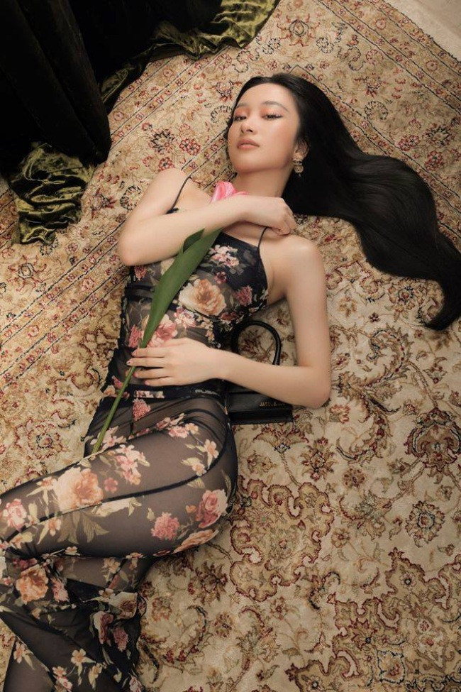 Jun Vũ gợi tình với cách chụp lăn xả, bộ đồ cô mặc không giấu nổi đường cong quyến rũ.