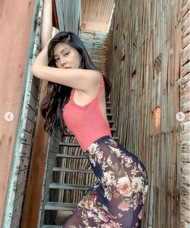 Những thiết kế mỏng manh có chất liệu lưới đan xuyên thấu, việc sử dụng hoạ tiết như che đi cơ thể một cách kín kẽ.