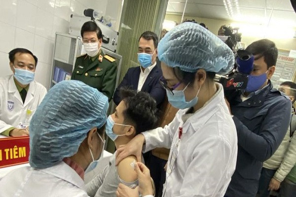 3 nguoi tinh nguyen tiem vac-xin ngua COVID-19 deu khoe manh