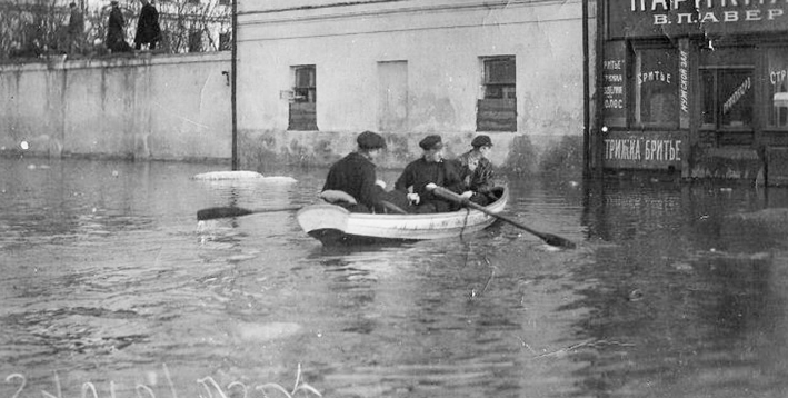 Theo Russia Beyond, khoảng 25.000 ngôi nhà đã bị hư hại và diện tích ngập lụt là khoảng 16 km2.