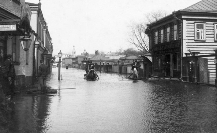 Tại một số nơi, nước dâng cao hơn 9 mét. Một địa điểm nổi tiếng cho các lễ hội ngoài trời - Vorobyovy Gory (Sparrow Hills) - cũng bị ngập.