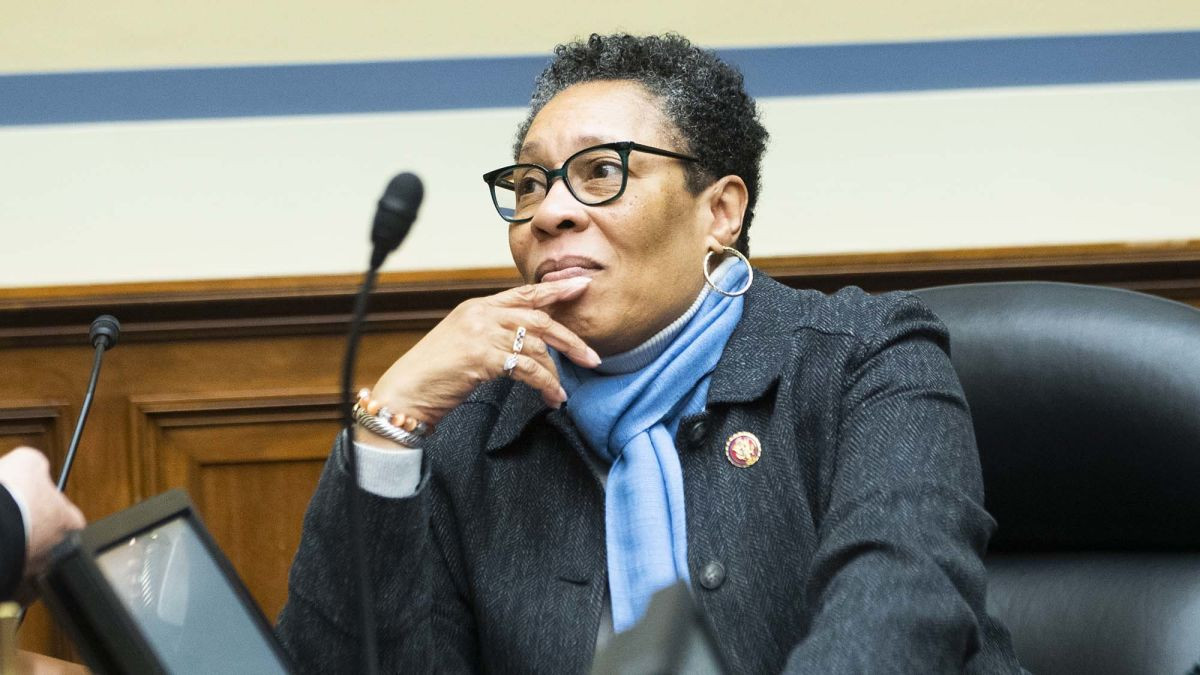 Bà Marcia Fudge từng làm Chánh văn phòng của Hạ nghị sĩ Stephanie Tubbs Jones trong nhiệm kỳ đầu tiên của nhà lập pháp này tại Quốc hội. Ảnh: CNN.