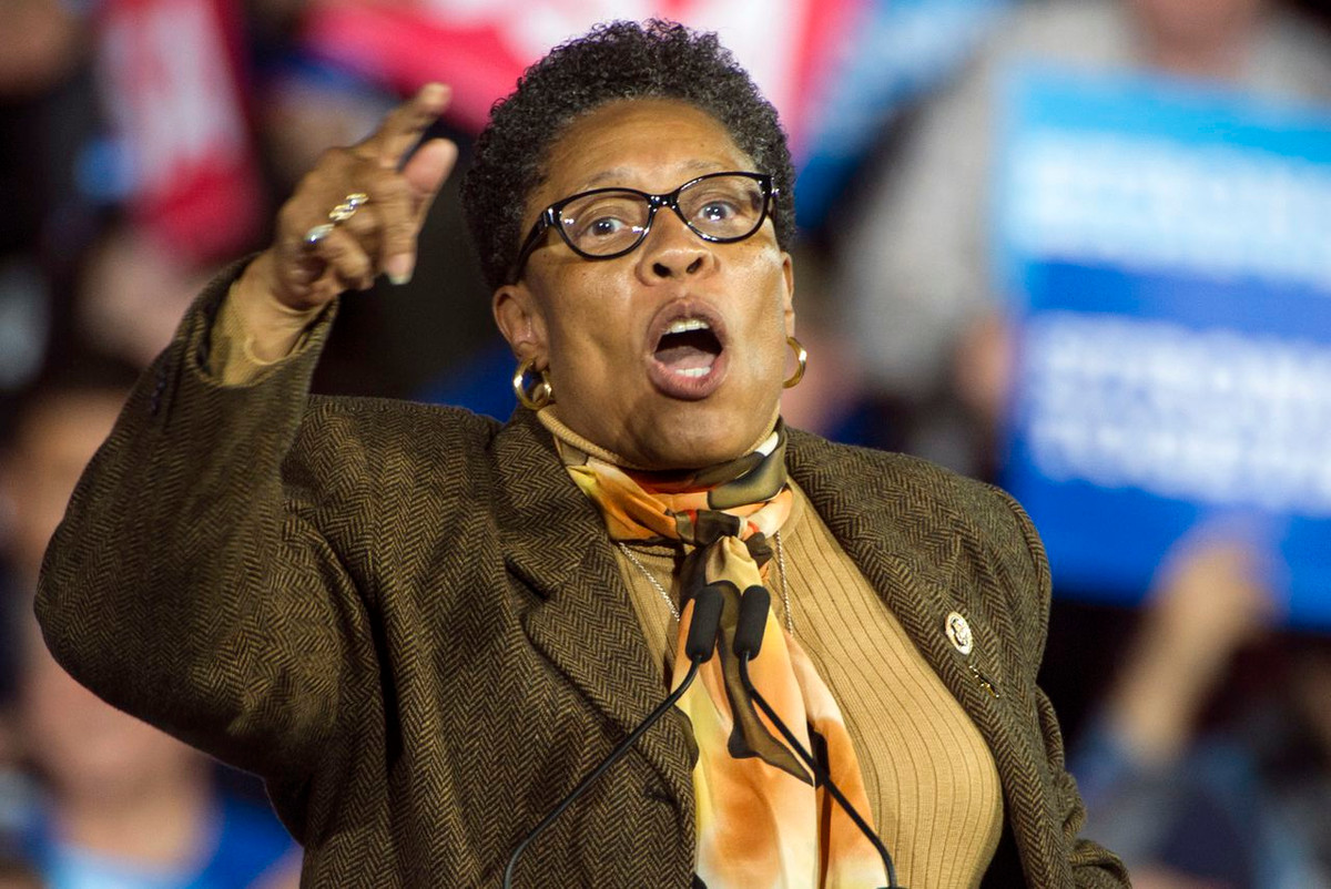 Bà Marcia Fudge sinh ngày 29/10/1952 tại Cleveland, bang Ohio. Bà tốt nghiệp cử nhân ngành Kinh doanh của trường Đại học bang Ohio năm 1975 và nhận bằng Tiến sĩ của trường Luật Cleveland–Marshall thuộc Đại học bang Cleveland năm 1983. Ảnh: AP.