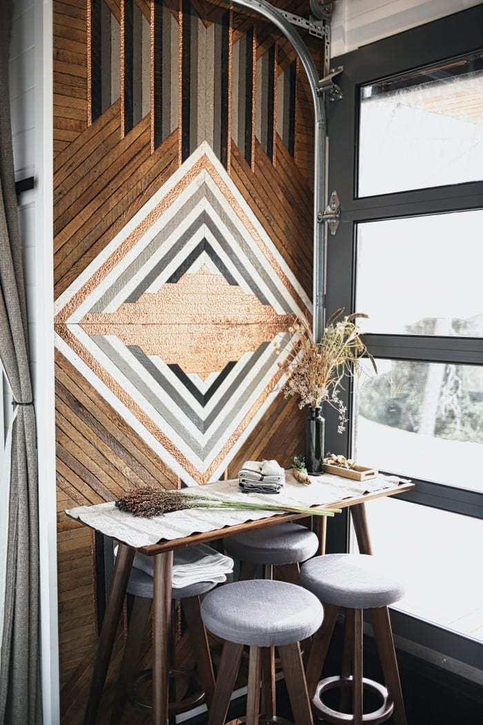 Dù diện tích khiêm tốn nhưng ngôi nhà nhỏ của gia đình Fishbeyn vẫn có đủ phòng khách, phòng tắm, nhà bếp, không gian vui chơi cho trẻ nhỏ, hai phòng ngủ và một tủ quần áo. Ảnh chụp tại phòng khách.