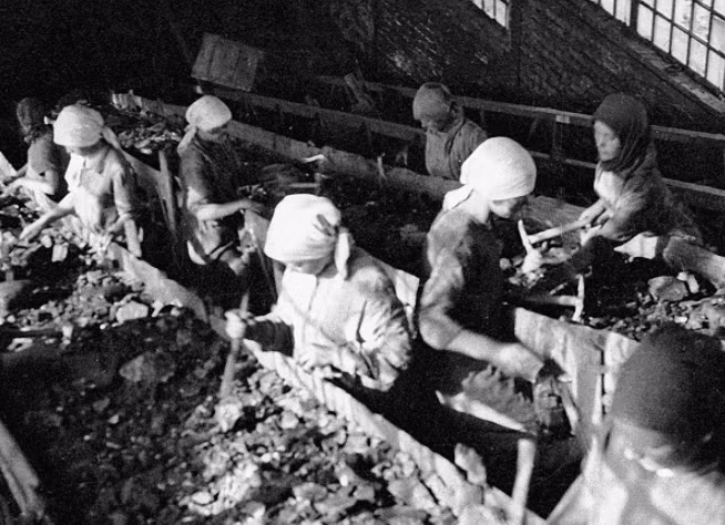 Phụ nữ được phép làm việc trong ngành công nghiệp than đá cho đến năm 1957 khi một nghị định mới được ban hành. Tuy nhiên, họ tiếp tục làm công việc này cho đến năm 1966, theo tờ báo Ugol Kuzbassa. Theo thống kê, tổng cộng, hơn 200.000 phụ nữ đã làm việc trong ngành công nghiệp than ở Liên Xô. Ảnh: Các nữ công nhân phân loại than tại mỏ Golubovka. Ảnh: Russia Beyond.