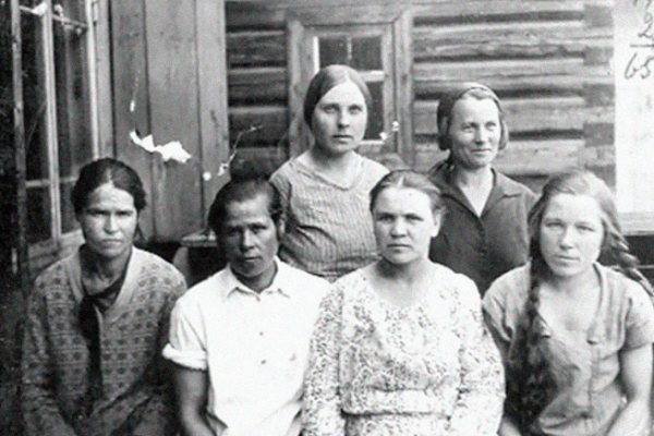 Russia Beyond cho biết, trước cuộc Cách mạng tháng Mười năm 1917, phụ nữ Liên Xô làm việc bình đẳng với nam giới trong nhiều ngành nghề. Dù vậy, có một số ngành như khai thác than cấm lao động nữ. Ảnh chụp các công nhân tại mỏ Central, Shcheglovsk. Ảnh: Russia Beyond.