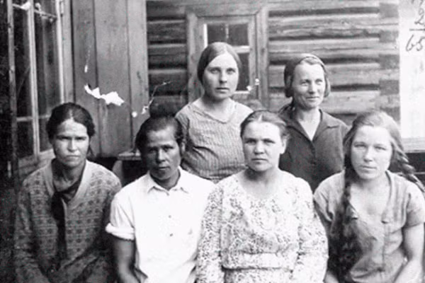 Russia Beyond cho biết, trước cuộc Cách mạng tháng Mười năm 1917, phụ nữ Liên Xô làm việc bình đẳng với nam giới trong nhiều ngành nghề. Dù vậy, có một số ngành như khai thác than cấm lao động nữ. Ảnh chụp các công nhân tại mỏ Central, Shcheglovsk. Ảnh: Russia Beyond.