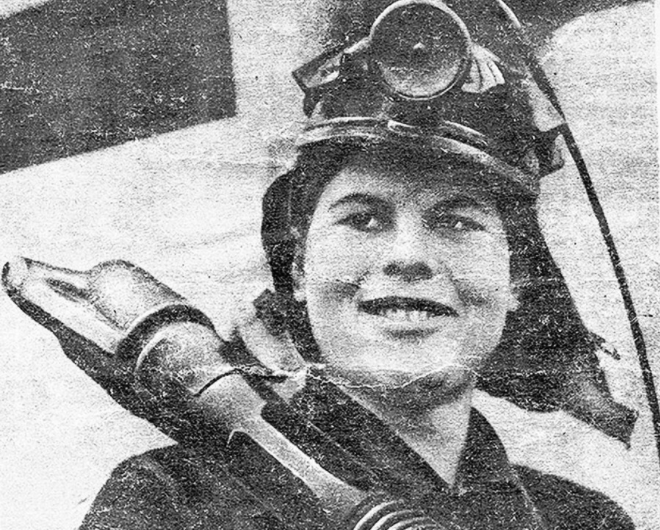 “Những người phụ nữ đã học cách vận hành đầu máy điện, động cơ và máy nâng, đồng thời tìm hiểu về gia công kim loại", Elena Stepanova, người trông coi Bảo tàng Địa phương Lore ở thành phố Anzhero-Sudzhensk nói. Ảnh: Nữ thợ mỏ Alexandra Leonova. Ảnh: Russia Beyond.