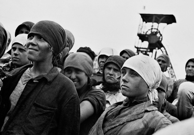 “Chúng tôi đã lắp đặt các dầm đỡ, lội nước ngang thắt lưng. Cùng với những công nhân chở than, chúng tôi bốc than vào các toa xe. Trở về nhà, chúng tôi chăm sóc con cái và trang trại nhỏ”, thợ mỏ Fanaseya Chebanova chia sẻ. Các nữ thợ mỏ Liên Xô cũng đối mặt với không ít nguy hiểm rình rập. Một số người đã tử vong trong hầm mỏ. Chẳng hạn như, vào ngày 16/2/1944, một vụ nổ khí gas tại mỏ Novokuznetsk đã khiến 120 thợ mỏ thiệt mạng, trong đó có 21 phụ nữ. Ảnh: Các công nhân làm việc tại mỏ Gorlovka. Ảnh: Russia Beyond.