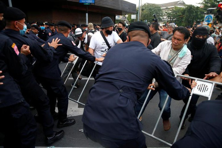 Các cuộc biểu tình diễn ra ở Thái Lan từ giữa tháng 7 nhằm yêu cầu chính phủ từ chức, cải cách chế độ quân chủ, xây dựng hiến pháp mới và tổ chức bầu cử,...