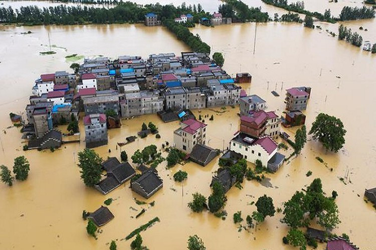 Trong tháng 7/2020, khi đang quay cuồng khắc phục hậu quả của dịch COVID-19, Trung Quốc lại phải "căng mình" đối phó với thảm họa lũ lụt hoành hành. Mưa lũ ở Trung Quốc đã làm ảnh hưởng đến gần 39 triệu người dân tại 27 tỉnh thành và khu vực nước này, hơn 2,2 triệu người phải sơ tán và hàng trăm người thiệt mạng hoặc mất tích.