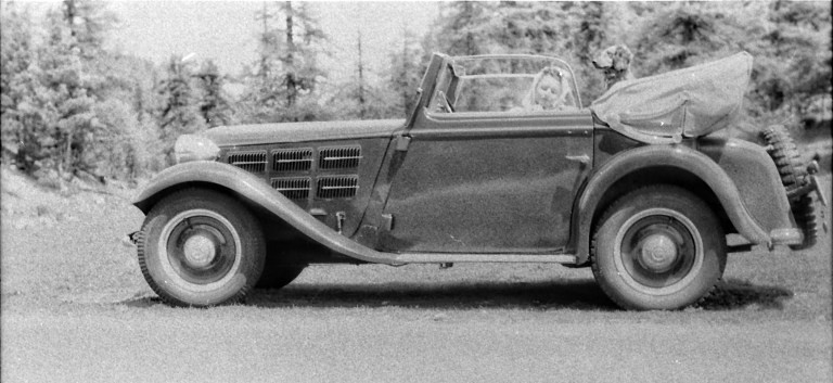 Được chú ý nhiều là các ảnh có chiếc xe cũ - một chiếc convertible thương hiệu BMW từ giữa thập niên 1930, đang lái qua đèo tuyết phủ. Cũng chiếc xe này được chụp trong một hình khác dễ nhận ra hơn, mà ông Fagan tin là địa điểm La Veduta trên đèo Julier, tại vùng nói tiếng Italy của Thụy Sĩ.