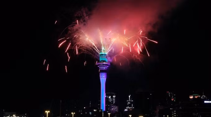 Màn bắn pháo hoa từ đỉnh Tháp Sky trong đêm Giao thừa. Ảnh: AP.