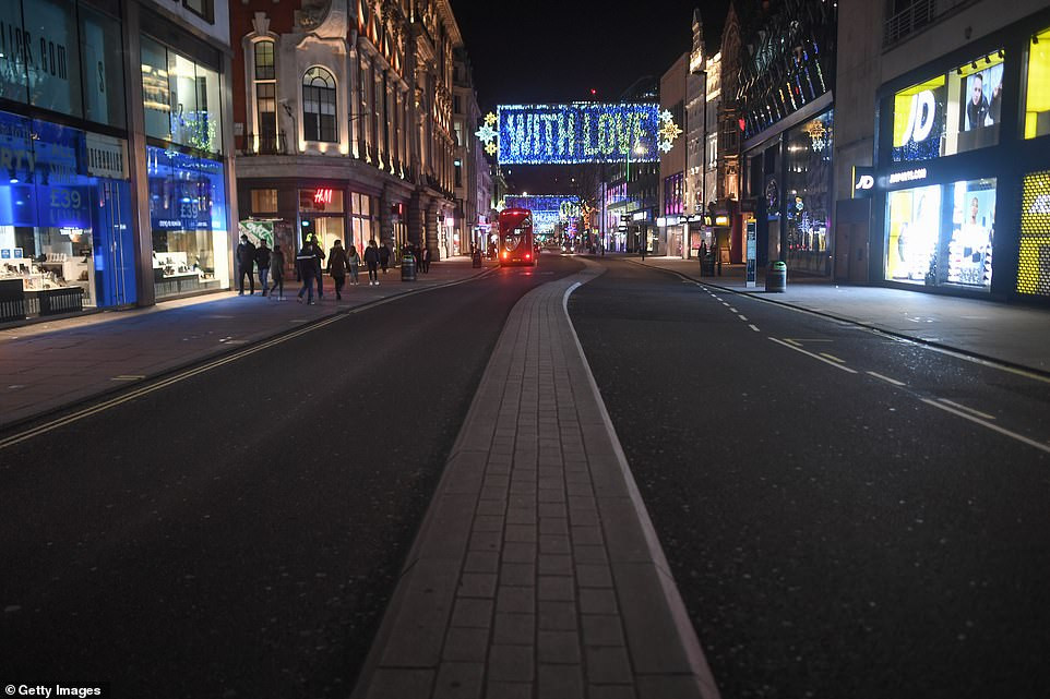 Thủ đô London trở nên vắng lặng khi lệnh phong tỏa mới được áp đặt.