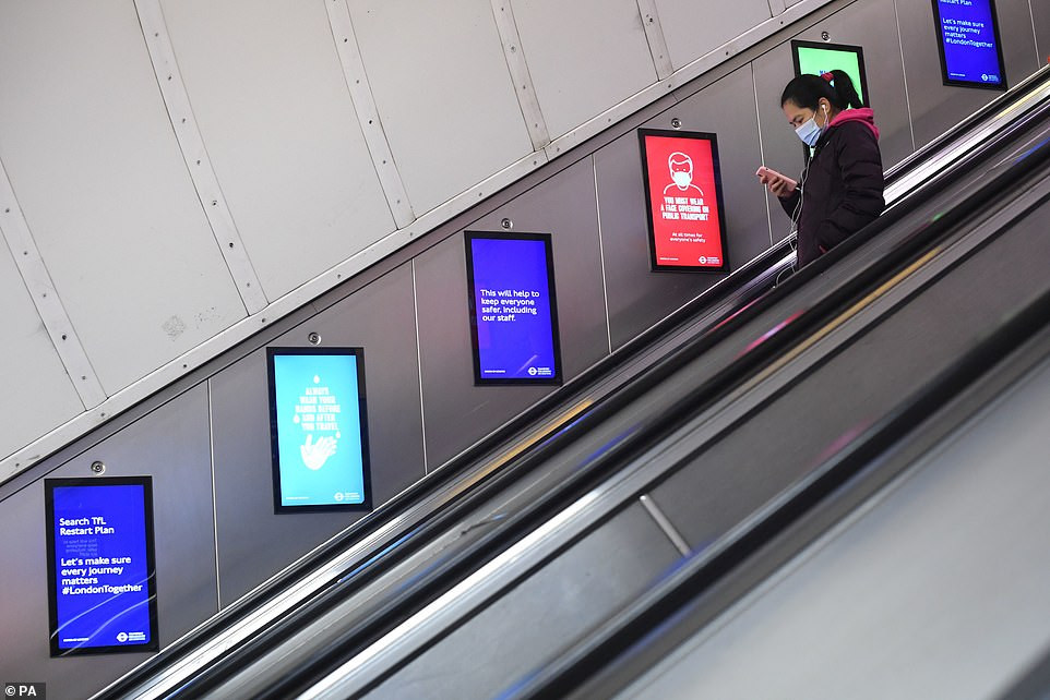 Bên trong nhà ga Waterloo ở trung tâm London cũng vắng vẻ lạ thường.