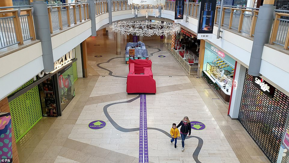 Cảnh vắng vẻ trong trung tâm mua sắm Bluewater ở Stone, Kent.