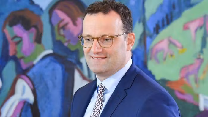 Năm 2003, ông Spahn bắt đầu học ngành Luật và Khoa học chính trị tại Đại học Hagen, tốt nghiệp năm 2008. Ông lấy bằng Thạc sĩ vào năm 2017. Ảnh: The Times.