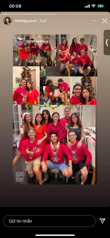 Bên cây thông, cả đại gia đình cùng bạn bè chụp ảnh.