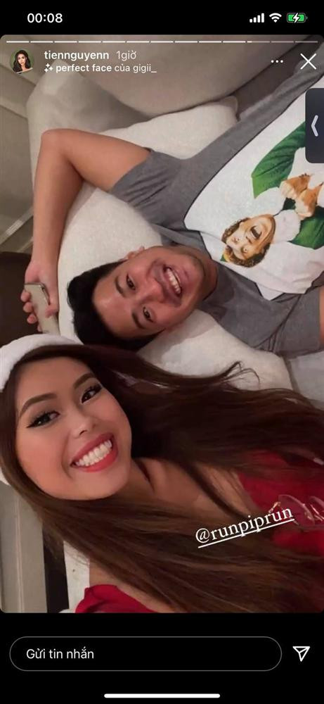 Tuy nhiên, ở bức ảnh tiếp theo, chẳng biết có phải do góc chụp không, Tiên Nguyễn lại lộ rõ gương mặt tròn trịa thế nhỉ?