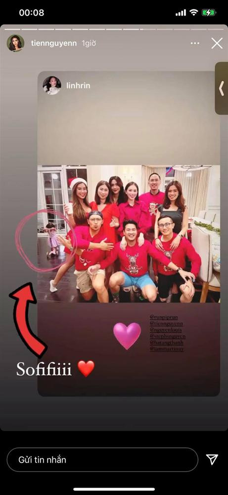 Trên trang cá nhân, nàng tiểu thư đình đám Sài thành đã đăng tải loạt ảnh các thành viên vui vẻ ăn tiệc, tạo dáng đáng yêu khi diện trang phục đỏ mang màu sắc Noel.