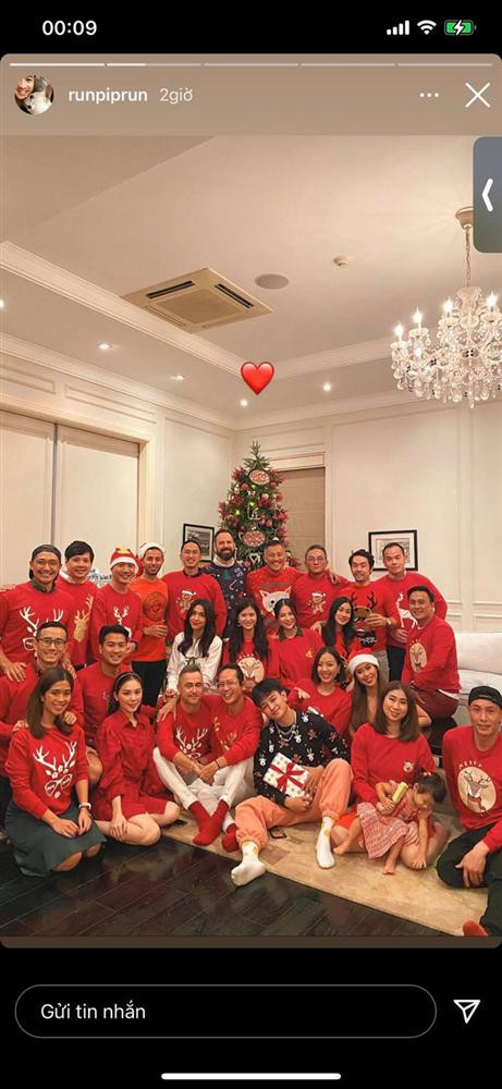 Dù gần 1 tuần nữa mới đến Giáng sinh nhưng mới đây đại gia đình nhà tỷ phú Johnathan Hạnh Nguyễn đã họp mặt, tổ chức một bữa tiệc cực hoàng tráng.