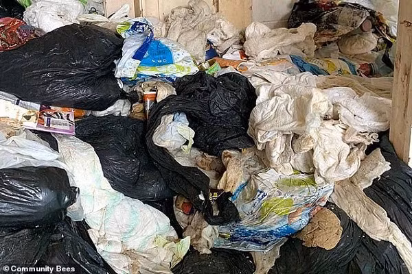 Cu ba song co doc trong ngoi nha “ngap” 27 tan rac