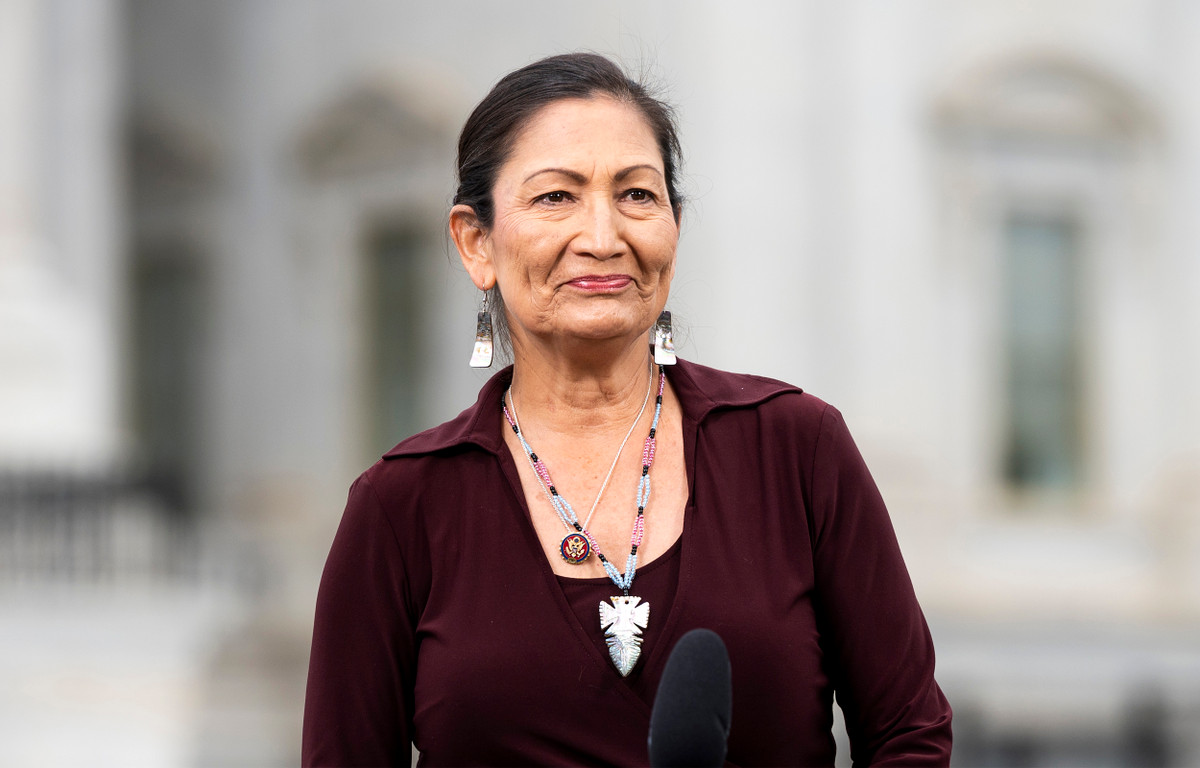 Sau khi tốt nghiệp trường Trung học Highland, bà Haaland làm việc tại một tiệm bánh ở địa phương. Năm 28 tuổi, bà đăng ký vào trường Đại học New Mexico và tốt nghiệp cử nhân ngành Tiếng Anh vào năm 1994. Ảnh: NBC News.