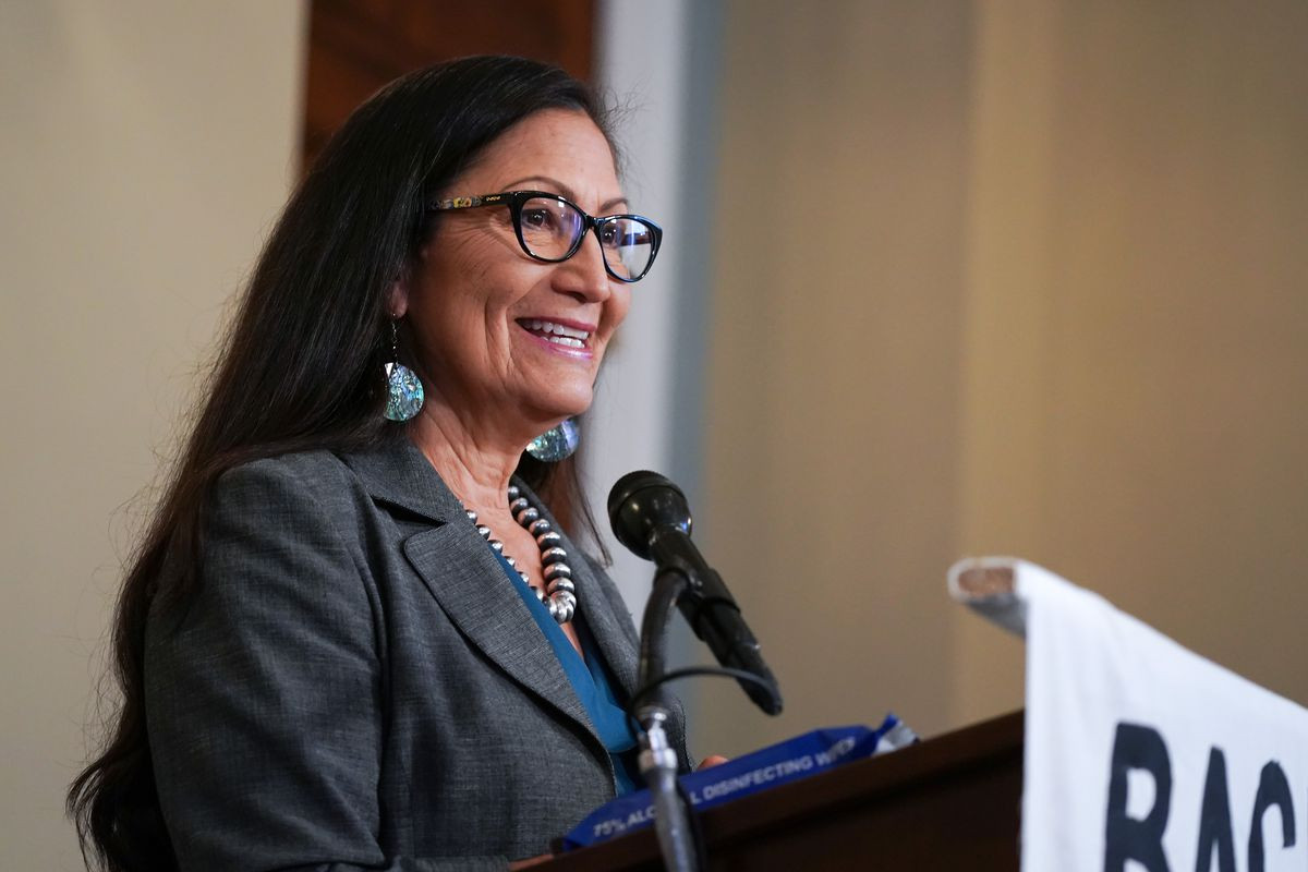 Bà Deb Haaland sinh ngày 2/12/1960 tại Winslow, bang Arizona, Mỹ. Bà là thành viên của bộ lạc Laguna Pueblo. Ảnh: VOX.