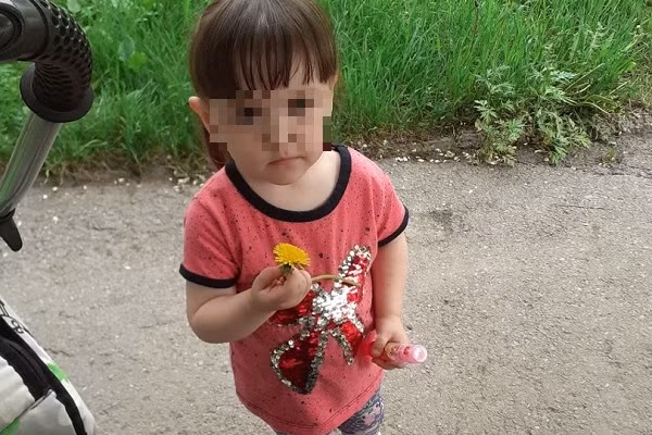 Be 3 tuoi chet cong o hanh lang duoi cai lanh -15 do C