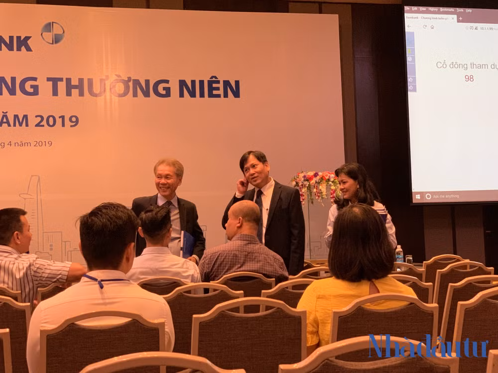 Dai hoi dong co dong cua Eximbank bat ngo bi huy