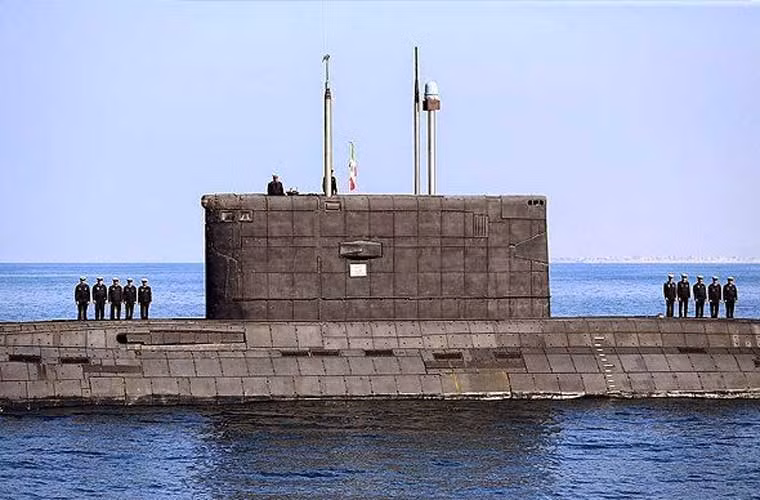 Trong ảnh là tàu ngầm tấn công hiện đại nhất Hải quân Iran Kilo 877EKM mang tên Tareq.