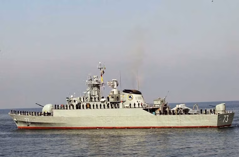 Tàu hộ vệ tên lửa lớp Alvand mang tên Sabalan (73) cũng do Iran tự đóng.