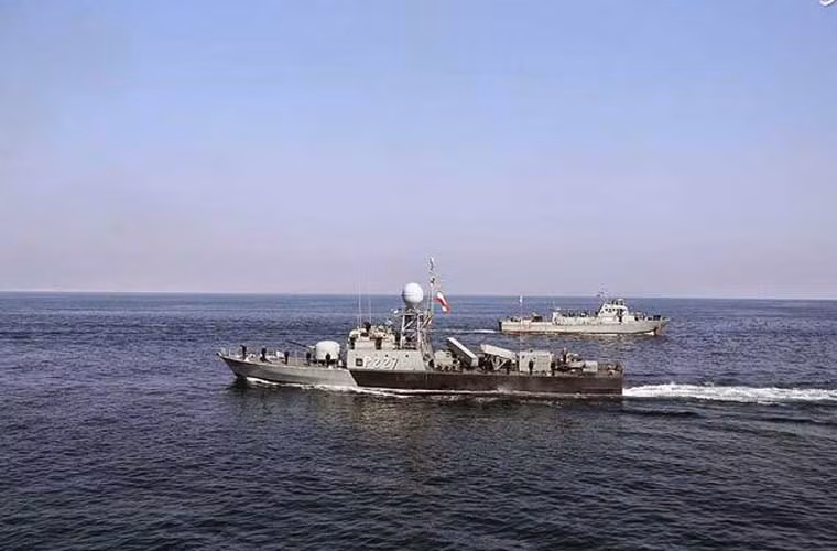 Tàu tên lửa tấn công nhanh Shamshir thuộc lớp Kaman. Các tàu này được trang bị 2-4 tên lửa diệt hạm tầm ngắn C-802, pháo hạm và tên lửa phòng không vác vai.