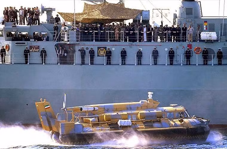 Tàu đệm khí lớp SR.N6 Winchester chạy ngang qua lễ đài trên tàu chiến – nơi Tổng thống Iran cùng các quan chức cấp cao đang theo dõi màn biểu dương lực lượng.
