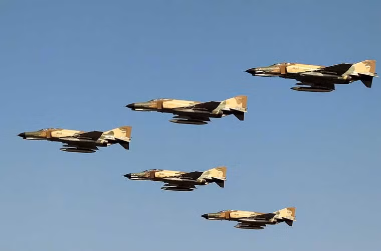 Đội hình 5 máy bay tiêm kích – bom F-4 Phantom II.