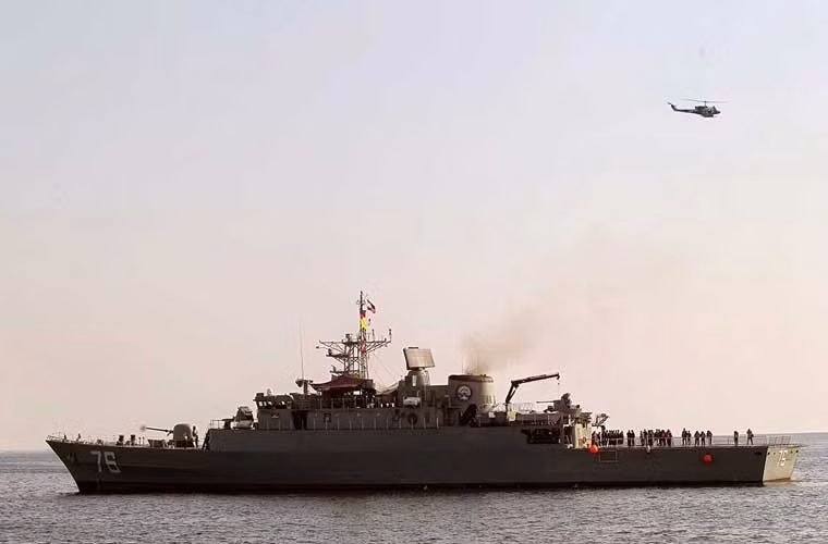 Tàu chiến lớp Moudge do Iran tự thiết kế, chế tạo, tuy có lượng giãn nước chỉ là 1.500 tấn nhưng Iran miêu tả chúng là những tàu khu trục (theo phân loại quốc tế thì phải cỡ từ 5.000-6.000 tấn).