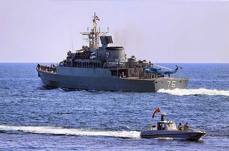 Tàu hộ vệ tên lửa Jamaran với trực thăng săn ngầm AB-212ASW.