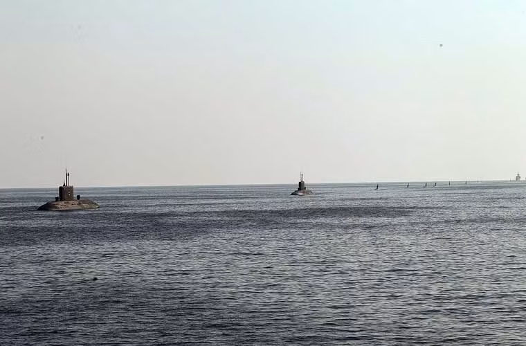 Đội hình 2 tàu ngầm Kilo và 8 tàu ngầm Ghadir trên biển.