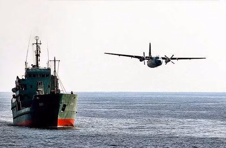 Máy bay vận tải của Không quân Hải quân Iran F-27-400M bay độ cao thấp ngang qua tàu hàng Charak.