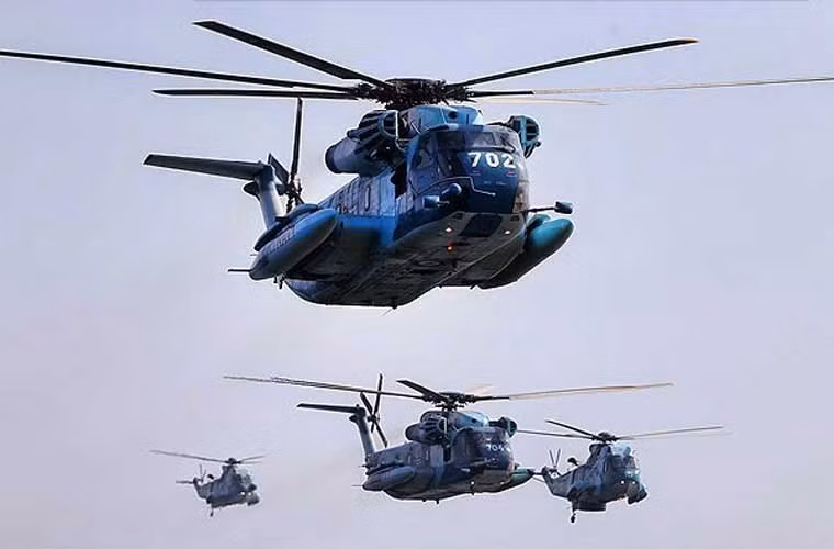 Đội hình trực thăng hải quân gồm 2 trực thăng vận tải/quét mìn RH-53D Sea Stallion và 2 trực thăng săn ngầm SH-3D Sea King. Nguồn tin quân sự