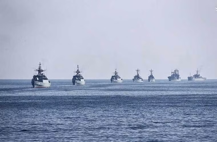 Đội hình tàu hộ vệ, hộ tống, tàu tiếp tế hạng nhẹ và tàu hàng xếp thành hàng diễu binh trên biển.