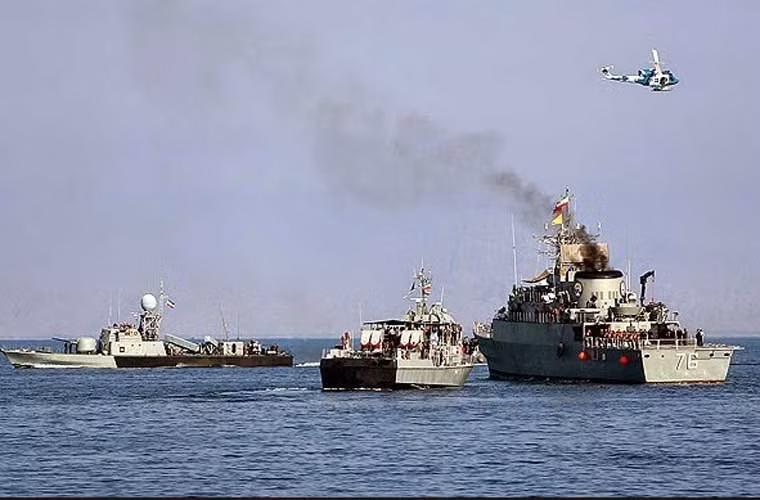 Từ trái qua: Tàu tên lửa tấn công nhanh Tabazin thuộc lớp Kaman, tàu tuần tra bờ biển Hendijen và tàu hộ vệ Jamaran.